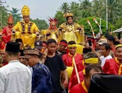 Prosesi Adat Olongian Tialo Sambut Bupati dan Wakil Bupati Parigi Moutong