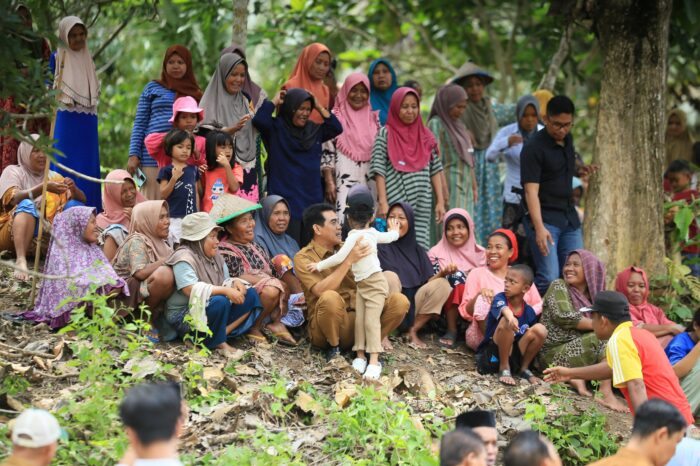 Bupati Erwin Burase bersama warga terdampak banjir Matolele