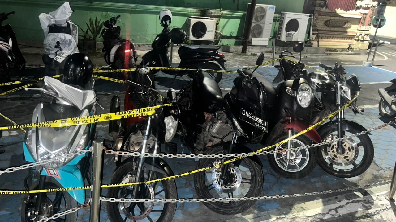 Barang bukti sepeda motor hasil curanmor yang diamankan Polisi Palu, dipasangi garis polisi di area parkir Mapolresta Palu.