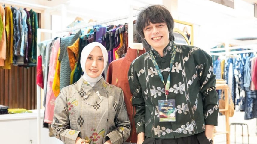 Ketua Dekranasda Sulteng Sry Nirwanti Bahasoan bersama desainer Ferry Ikra memperkenalkan Batik Bomba di IN2MOTIONFEST 2025 Jakarta.