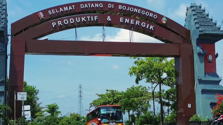 Gerbang Bojonegoro bertuliskan “Produktif dan Energik” menjadi simbol daerah yang kini disorot publik atas isu transparansi rekrutmen perangkat desa.