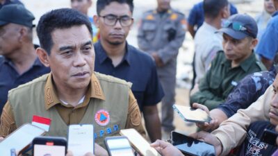 Bupati Parigi Moutong Erwin Burase meninjau kerusakan lingkungan akibat tambang di Desa Air Panas Parigi Barat Sulawesi Tengah.