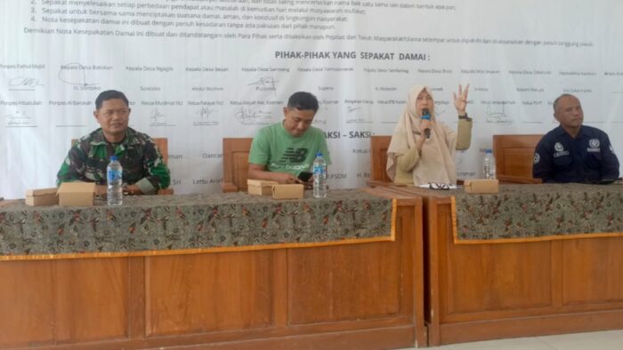 Camat Kasiman Novita Sari memimpin audiensi bersama IWOI Bojonegoro di Pendopo Kecamatan Kasiman membahas transparansi tes perangkat desa.