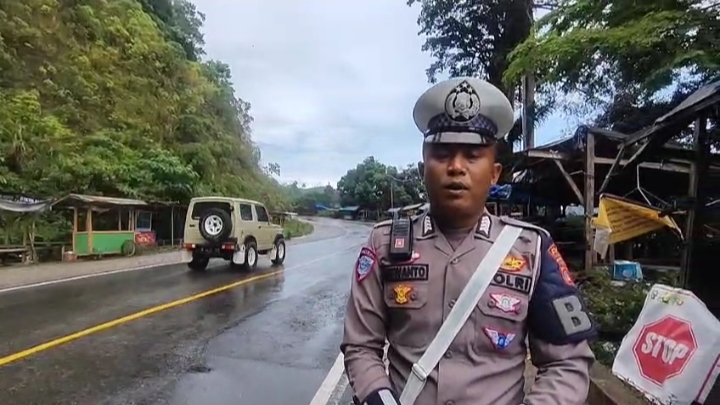 Polisi lalu lintas Parigi Moutong memberikan imbauan di jalan Kebun Kopi Palu-Parigi.