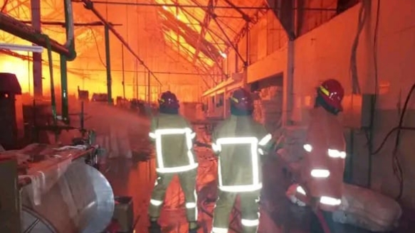 Petugas Damkar memadamkan kebakaran pabrik tekstil di Tegal, Jawa Tengah, Sabtu malam 18 Oktober 2025.