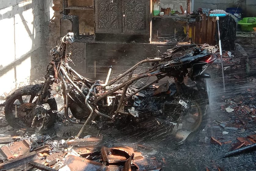 Rangka motor hangus terbakar di dalam rumah warga Desa Susukan, Comal, Pemalang, akibat korsleting listrik yang menyambar bensin hingga memicu kebakaran.