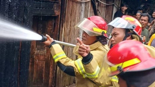 Petugas Damkar memadamkan kebakaran rumah di Pemalang