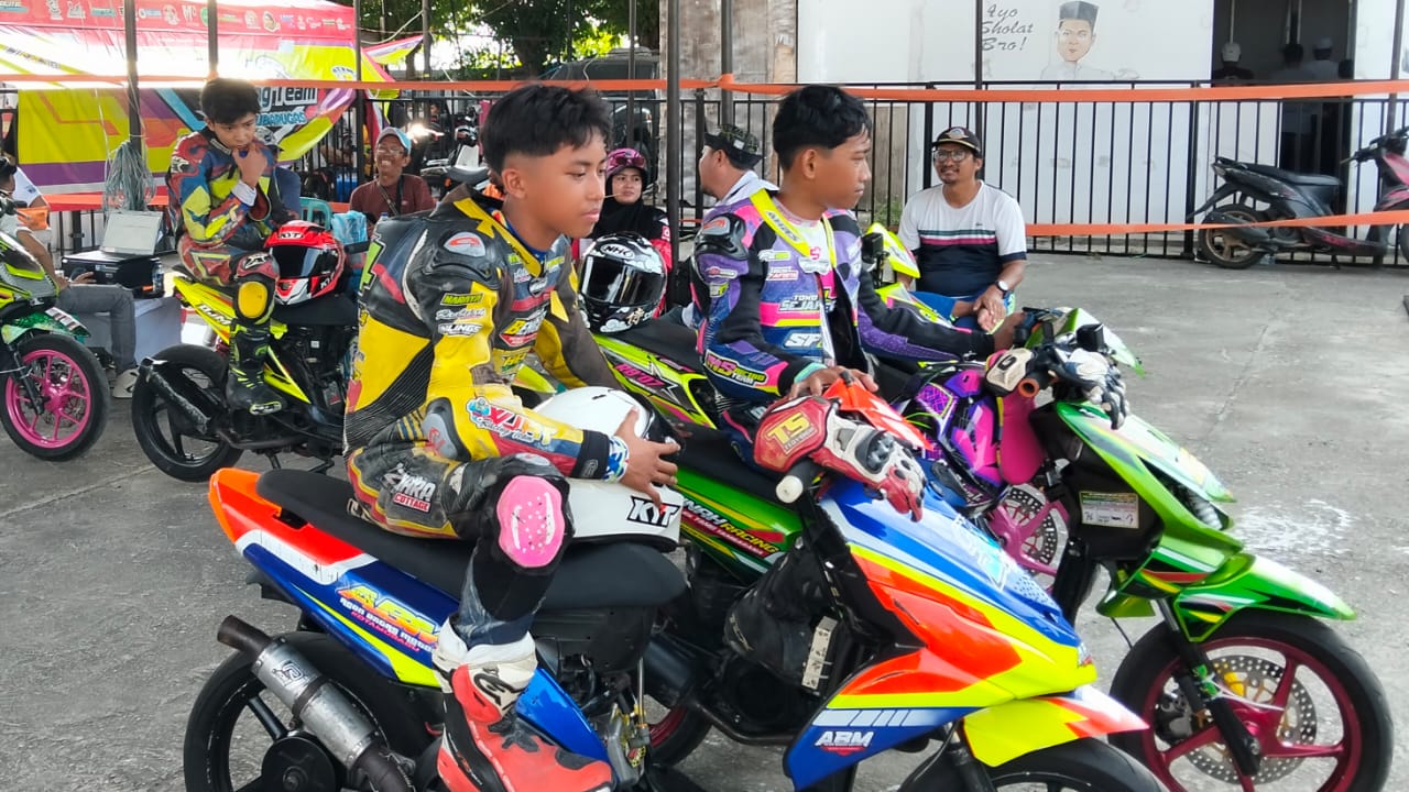 Pembalap muda bersiap di paddock Sirkuit Panggona Palu sebelum balapan Motoprix 2025.