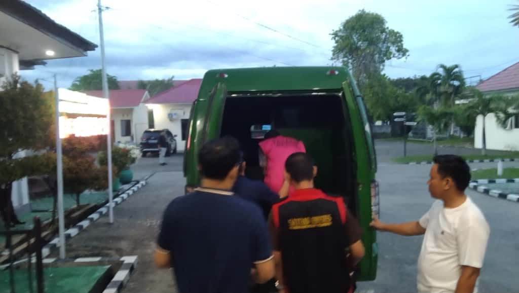 Kejaksaan Negeri Parigi Moutong menahan Kepala Desa Sausu Auma dalam kasus korupsi dana desa 2022