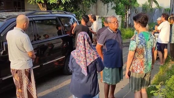 Warga mengepung pencuri mobil Tegal yang terjebak di dalam kendaraan setelah gagal mencuri.