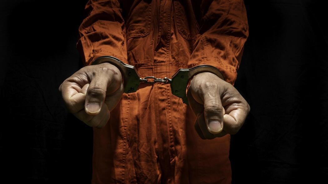 Ilustrasi tangan pria di borgol simbol penegakan hukum Polisi Torue terhadap kasus pencurian uang di Pasar Tolai.