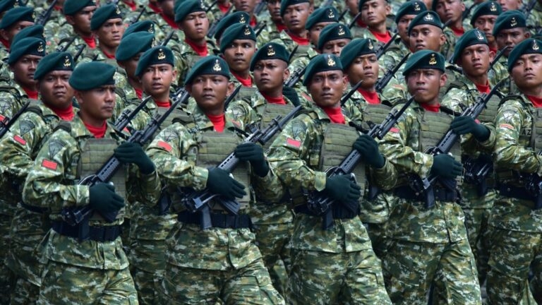 Pasukan TNI berbaris dalam defile upacara HUT ke-80 TNI di Monas Jakarta 2025