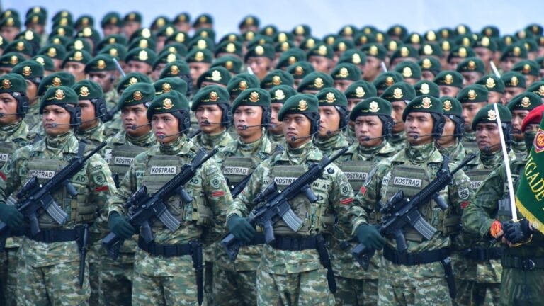 Prajurit Kostrad TNI AD dengan baret hijau mengikuti upacara HUT ke-80 TNI di Jakarta.