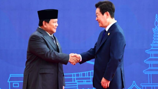Presiden Prabowo Subianto berjabat tangan dengan Presiden Republik Korea Lee Jae Myung di KTT APEC 2025.
