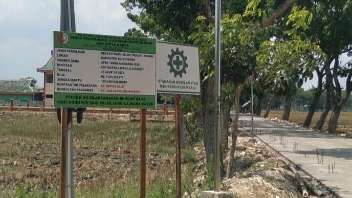 Proyek jalan beton Trucuk–Padang Bojonegoro dalam proses pengerjaan