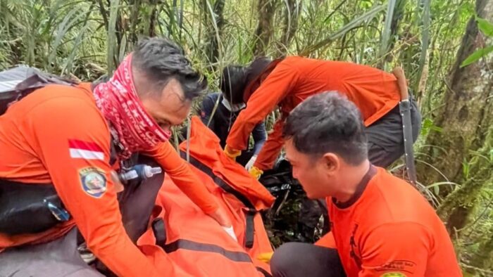 Tim SAR evakuasi jenazah pendaki Gunung Gawalise