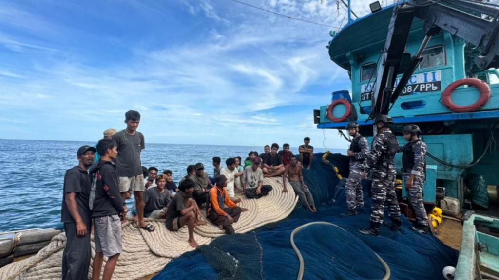 Prajurit TNI AL dari KRI Surik-645 mengamankan kapal KM Pasific II pembawa sabu di perairan Selat Malaka