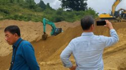 Dua WNA melihat langsung aktivitas alat berat di lokasi PETI Parigi Moutong.