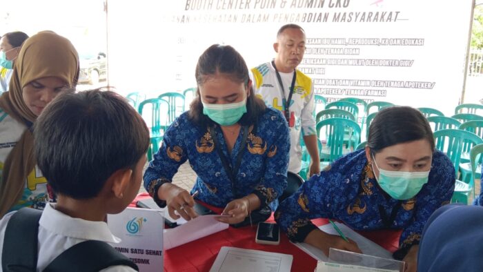 Petugas kesehatan Parigi Moutong mencatat data peserta di meja pendaftaran saat kegiatan layanan kesehatan dan pengabdian masyarakat. Hari Kesehatan Nasional