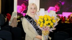 Hestiwati Nanga, Bunda PAUD Parigi Moutong memegang buket bunga usai menerima penghargaan Bunda PAUD Nasional 2025 di Jakarta.