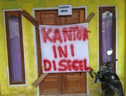 Warga Segel Kantor Desa Torue, Parigi Moutong