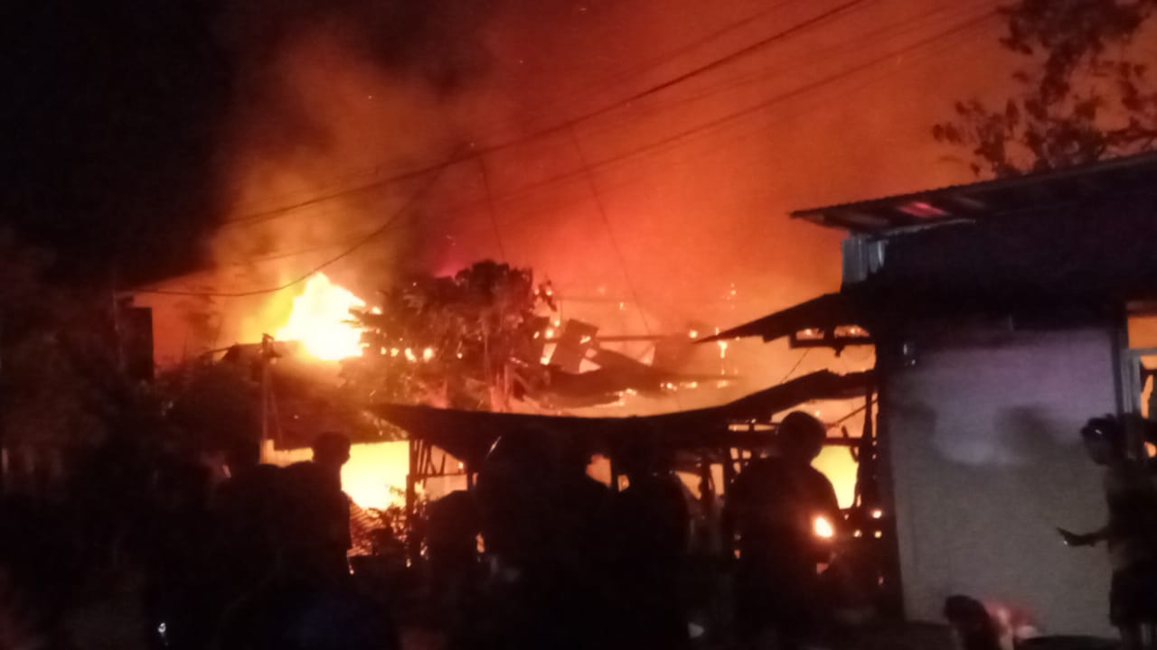 Kebakaran di Palu menghanguskan tiga rumah dan Asrama Parigi Moutong pada Kamis dini hari.