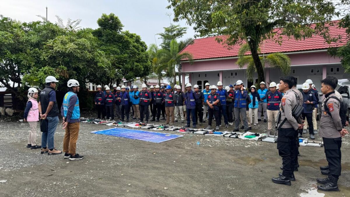 Petugas PLN dan polisi mengikuti apel Operasi P2TL Morowali di ULP Bungku sebelum melakukan pemeriksaan sambungan listrik pelanggan.