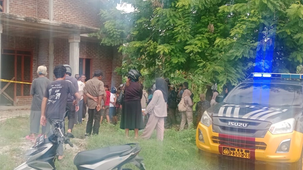 Warga berkerumun di lokasi penemuan mayat pria di rumah ASN Palu