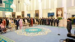 Presiden Prabowo menyerahkan gelar kepada sepuluh tokoh Pahlawan Nasional 2025 di Istana Negara Jakarta.