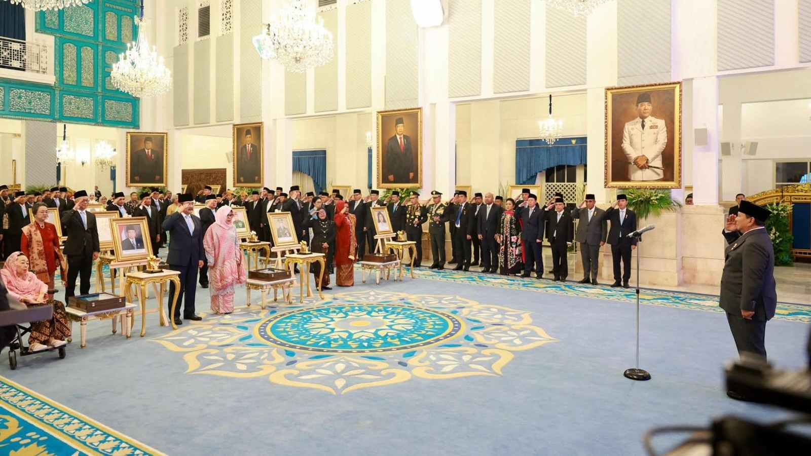 Presiden Prabowo menyerahkan gelar kepada sepuluh tokoh Pahlawan Nasional 2025 di Istana Negara Jakarta.