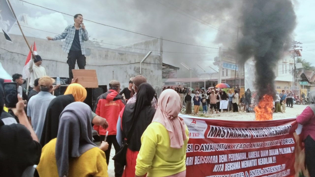 Warga Desa Torue demo di halaman kantor desa, Senin 10 November 2025, untuk menuntut kepala desa mundur.
