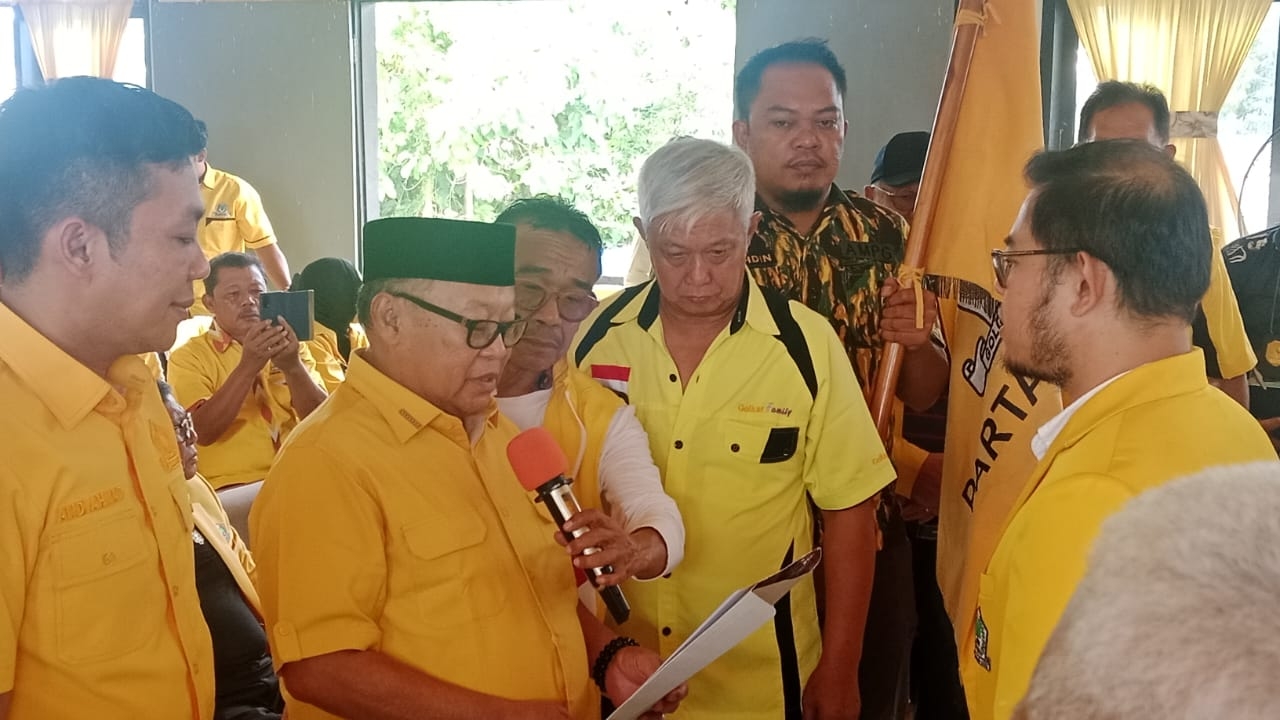Prosesi pengukuhan Ketua DPD II Partai Golkar Kabupaten Poso oleh pimpinan Golkar Sulawesi Tengah, disaksikan jajaran pengurus dan kader partai.