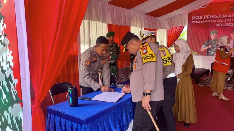 Kapolresta Palu Deny Abrahams saat pengecekan Pos Operasi Lilin 2025.