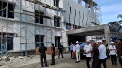 Bupati Banggai Amiruddin Tamoreka meninjau pembangunan Mes Pemda Banggai di Kota Palu.