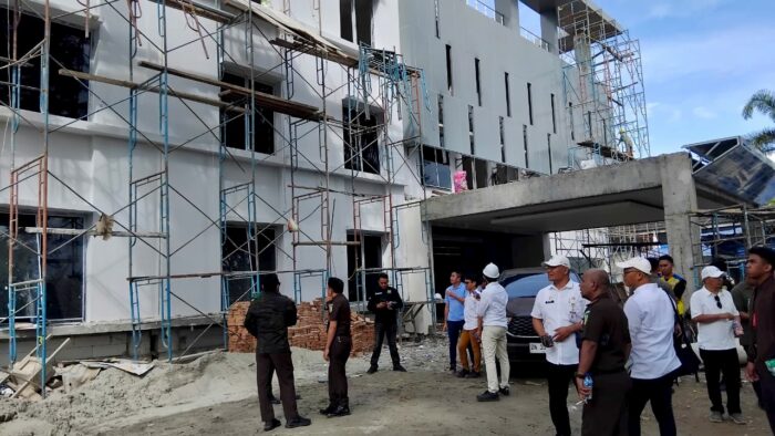 Bupati Banggai Amiruddin Tamoreka meninjau pembangunan Mes Pemda Banggai di Kota Palu.