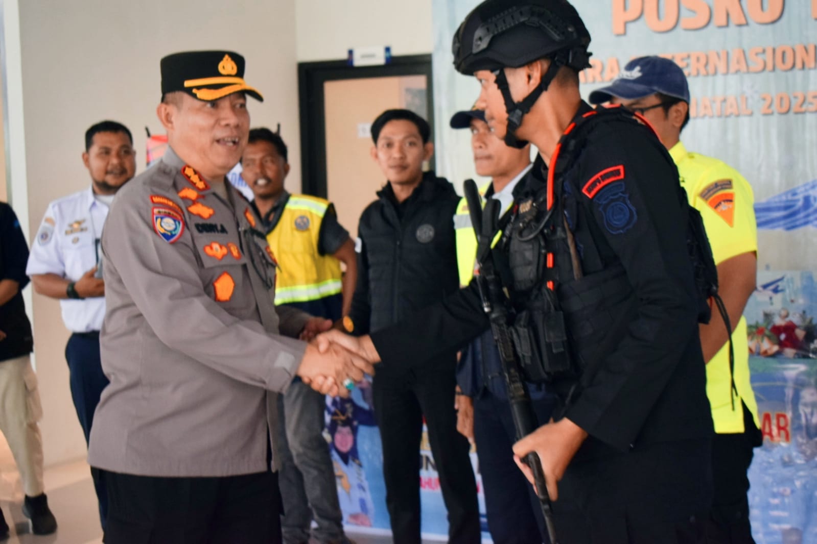 Kapolresta Palu menyapa dan memberikan apresiasi kepada personel pengamanan di Posko Operasi Lilin Tinombala 2025.