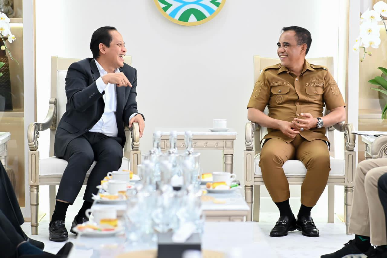 Gubernur Sulteng Anwar Hafid bertemu Menteri Lingkungan Hidup Hanif Faisol Nurofiq membahas tambang ilegal Poboya hingga Donggala