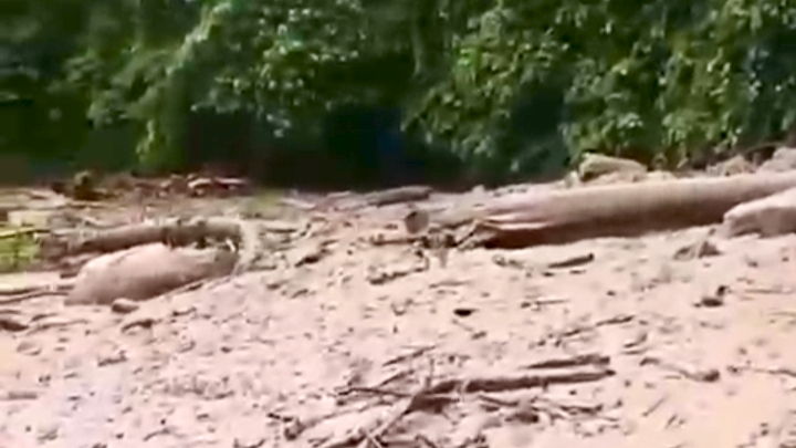 Material longsor menutup bahu jalan kebun kopi Palu-Parigi