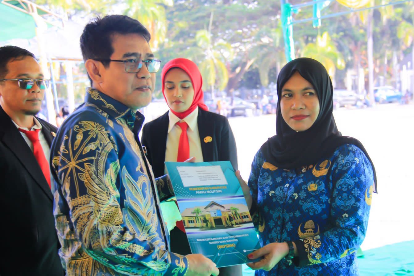 Bupati Parigi Moutong Erwin Burase menyerahkan dokumen kepada PPPK Paruh Waktu