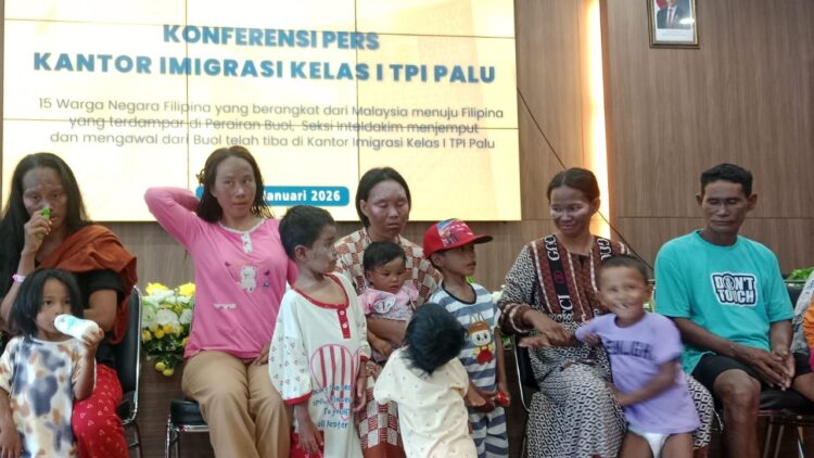 Sejumlah WNA berada di kompleks Kantor Imigrasi Palu saat menjalani proses verifikasi dan penanganan lanjutan.