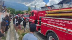 Mobil pemadam kebakaran Kota Palu dikerahkan ke lokasi kebakaran rumah dosen di BTN Pengawu, Kecamatan Tatanga, Palu.