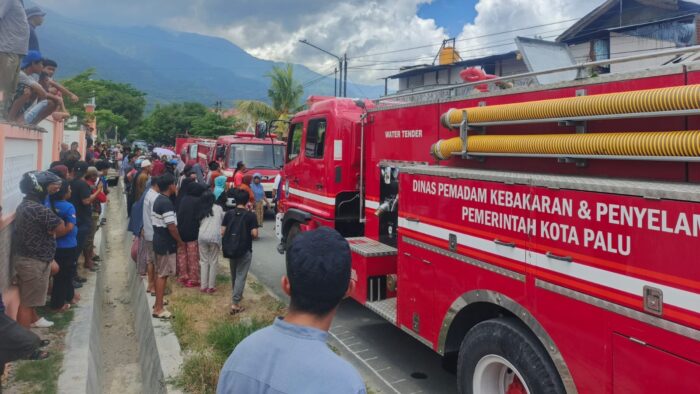 Mobil pemadam kebakaran Kota Palu dikerahkan ke lokasi kebakaran rumah dosen di BTN Pengawu, Kecamatan Tatanga, Palu.