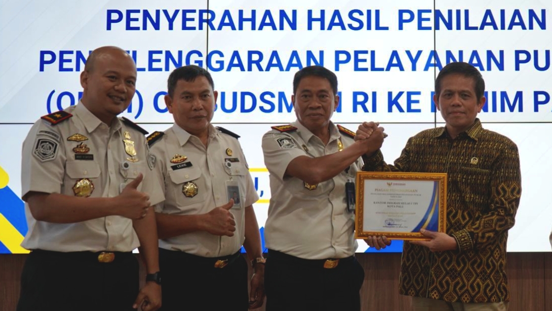 Pimpinan Ombudsman RI menyerahkan Piagam Opini Sangat Baik kepada Kantor Imigrasi Kelas I TPI Palu dalam acara penilaian pelayanan publik di Palu.