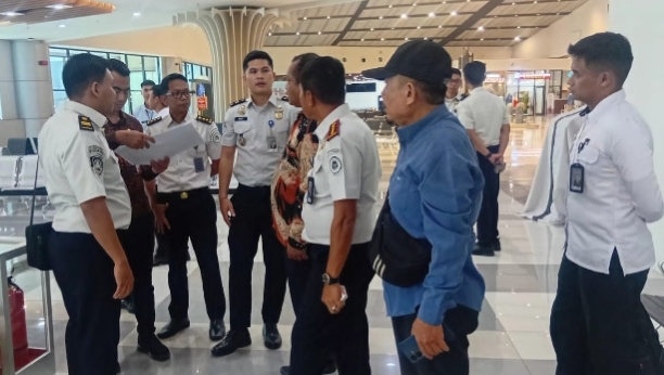 Pejabat Imigrasi Palu berdiskusi dengan pihak Bandara Mutiara Sis Al-Jufri Palu terkait persiapan layanan penerbangan internasional.