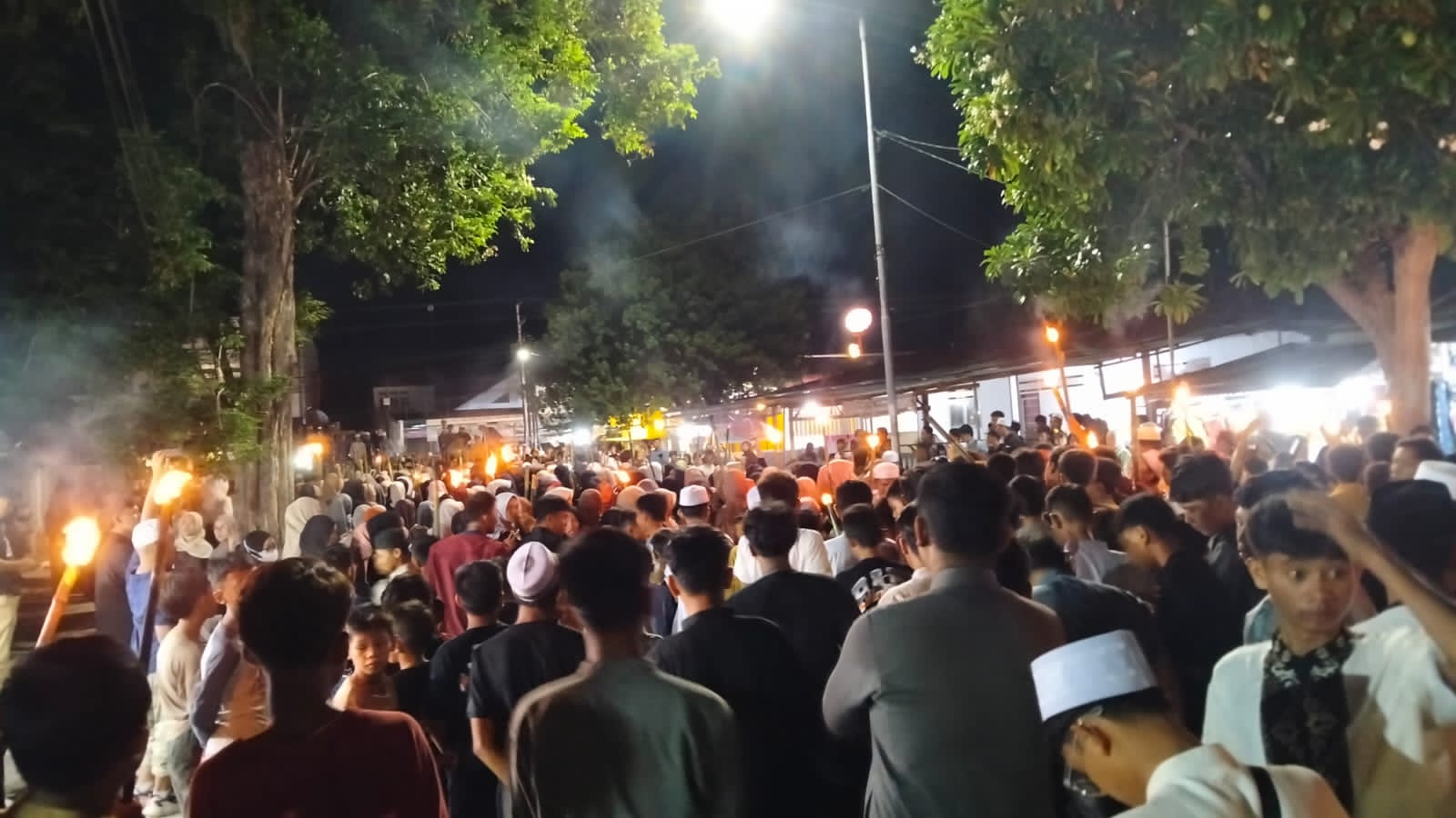 Ratusan warga Palu menggelar pawai obor menyambut Ramadan 2026 di Jalan Balaikota, Palu, pada malam hari.