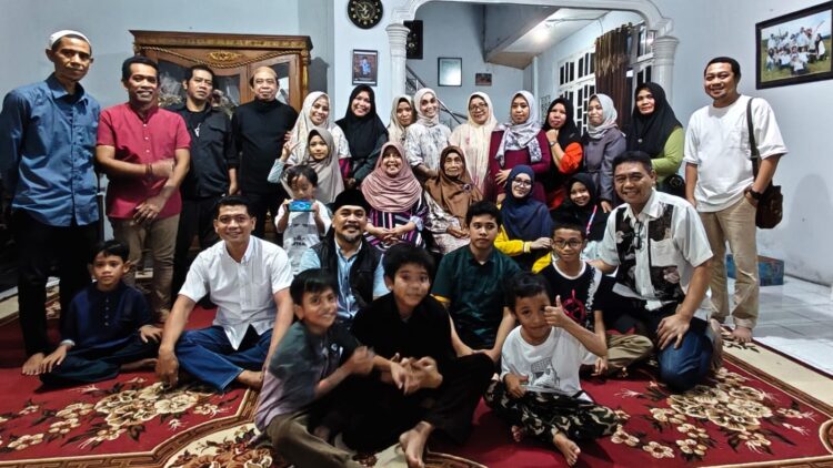 Keluarga besar Burase berkumpul dalam kegiatan buka puasa bersama pada bulan Ramadan.