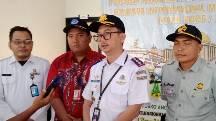 Kepala Bandar Udara Mutiara SIS Al-Jufri, Prasetiyohadi, memberikan keterangan kepada wartawan usai pembukaan Posko Angkutan Lebaran 2026.