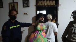 Petugas dan warga berada di depan kamar saat penemuan pria lansia meninggal di Siranindi Palu.