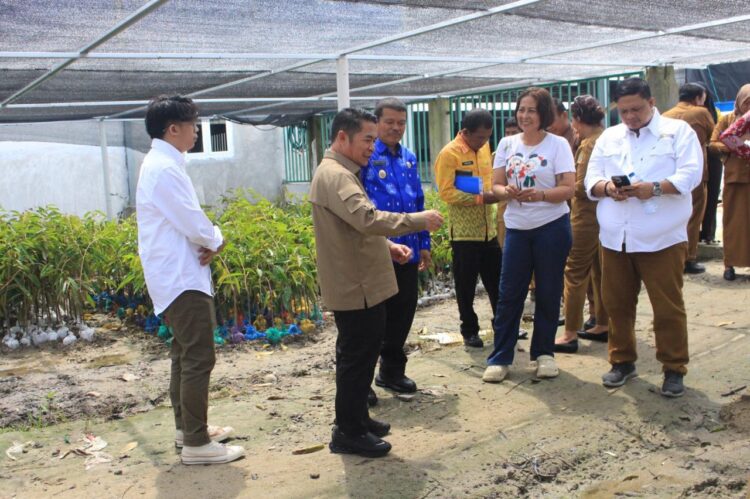 Wakil Bupati Parigi Moutong mendampingi kunjungan Wakil Bupati Halmahera Timur ke PT Pondok Durian Sulawesi.