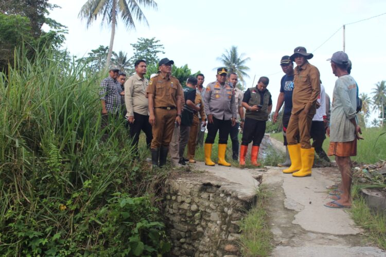Bupati Parigi Moutong meninjau lokasi banjir serta menyerahkan bantuan kepada warga terdampak.